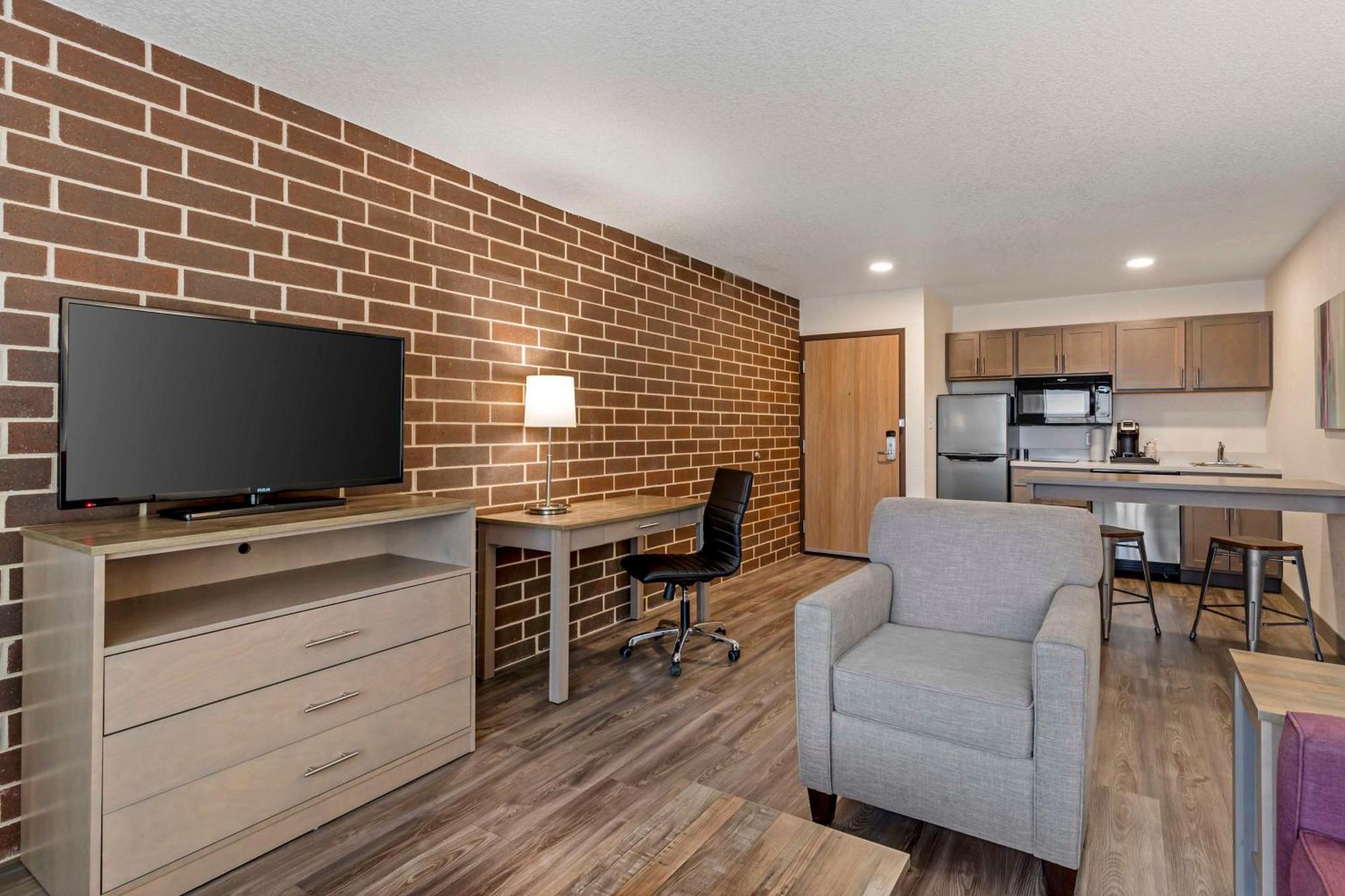 Best Western Plus Executive Residency Waterloo & Cedar Falls Exterior photo